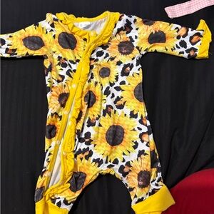SHEIN Sunflower and Leopard Print Kids One Piece with hat and gloves